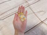 サイズ感はこんな感じ。小さめのチャームなので、鍵などにつけて持ち歩いても嵩張らず◎