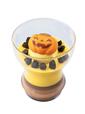 パンプキンムース＆チョコプリン 550円｜東京ディズニーリゾート「ディズニー・ハロウィーン」フードスーベニア｜販売店舗：東京ディズニーランド「プラズマ・レイズ・ダイナー」、東京ディズニーシー「ザンビーニ・ブラザーズ・リストランテ」｜発売日：2026年9月15日(火)
