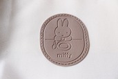 【『miffy 保冷機能付き レジかごサイズのBIGショッピングバッグBOOK』（宝島社）】前面には合皮の型押しミッフィー