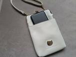 スマホは前ポケットに入れれば取り出しやすい【tsumori chisato(ツモリチサト)付録】ネコがいっぱい!上品がま口ポシェット