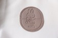 【『miffy 保冷機能付き レジかごサイズのBIGショッピングバッグBOOK』（宝島社）】前面には合皮の型押しミッフィー