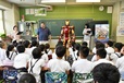 都内の小学校で特別授業も実施。マーベル・エンターテイメントのバイスプレジデント、C.B.セブルスキー氏と、アイアンマン