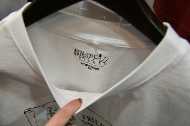 【ワークマン『葬送のフリーレン』第2期プリント半袖Tシャツ】首の後ろのタグにロゴもプリントされています