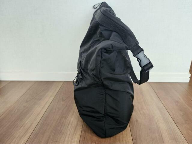【無印良品　たためる撥水手提にもなるショルダーバッグ大】マチがしっかりあるため、荷物をうまく詰めれば自立も可能！