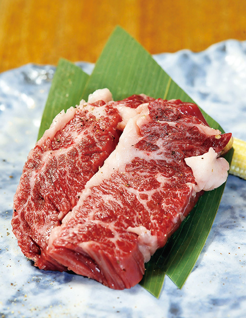 神泉ホルモン 三百屋（神泉） 厚切りハラミ 1600円 肉を食べたい欲求を満たしてくれる、迫力のあるハラミ。ジューシーさがたまらない。