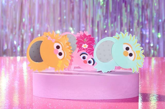 「フェイスモチーフスライドミラー」＜価格：全3種／￥1,760＞【セサミストリートマーケットに「アビー・ロジータ・ゾーイ」のビビットカラーアイテムが勢揃い！】