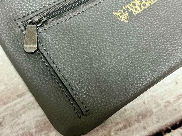 薄財布もシボ感のあるリッチなレザー調の生地