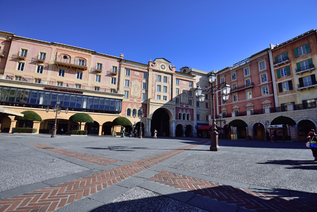 ピアッツァ・トポリーノの風景 ©Disney