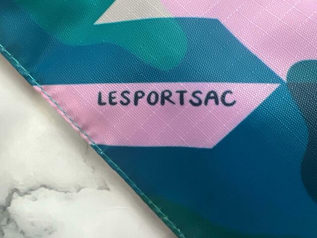 カモフラ柄の中には「LESPOTSAC」のロゴも