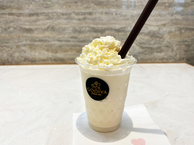  GODIVA ショコリキサー 糀とホワイトチョコレート レギュラーサイズ 690 円 ラージサイズ 790 円（消費税8%を含む税込価格、イートイン利⽤時は10%の消費税）