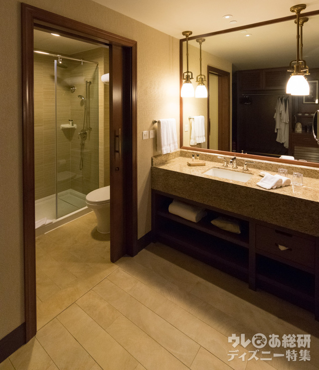 洗面所とシャワールーム｜香港ディズニーランド・リゾート「ディズニー・エクスプローラーズ・ロッジ」