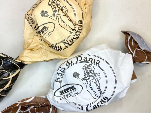 【DEAN & DELUCA リッパ バーチ ディ ダマ ヘーゼルナッツ×カカオ 8pcs】上がヘーゼルナッツ、下がカカオの包み紙