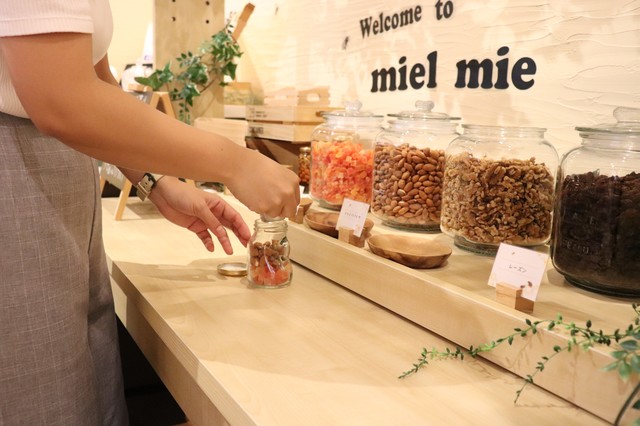 自分好みにナッツ＆ドライフルーツを詰める