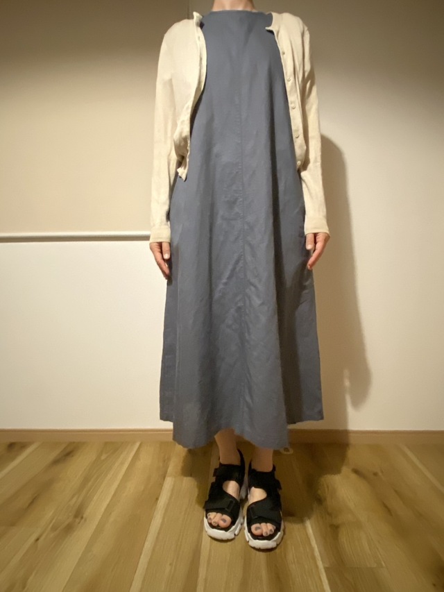 【無印良品 ヘンプコットン半袖ワンピース】落ち着いた印象の色味で、カジュアルにもきれいめにも着られるのが嬉しい
