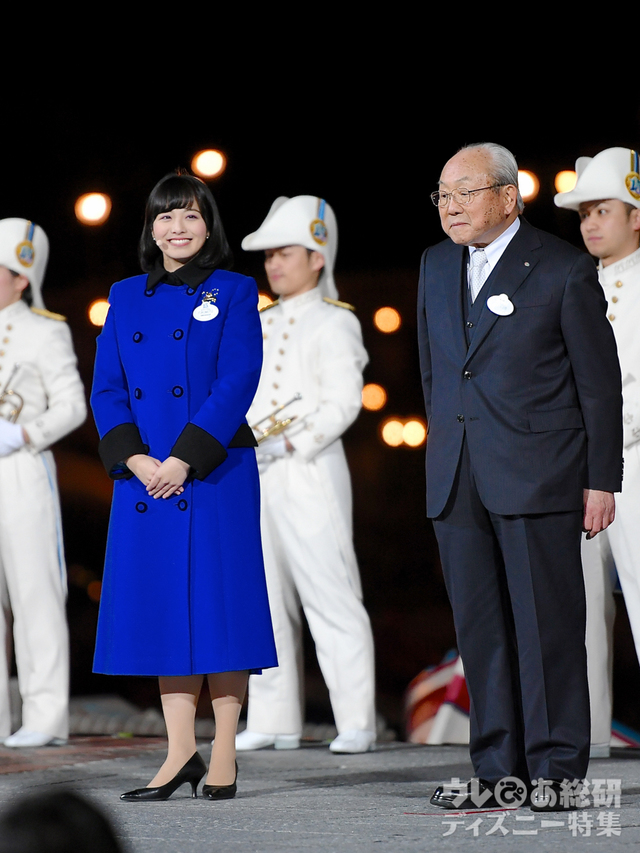 左:東京ディズニーリゾート・アンバサダー福本望さん 右:株式会社オリエンタルランド代表取締役会長(兼)CEO加賀見俊夫さん|2017年「サンクスデー」東京ディズニーシー