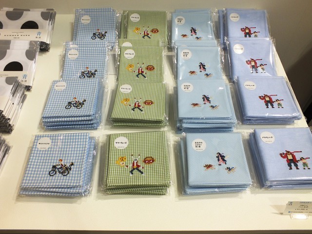 『バケモノの子』展／クロスステッチデザイナーの大図まこと氏が手がける限定ハンカチ（各1300円＋税） 