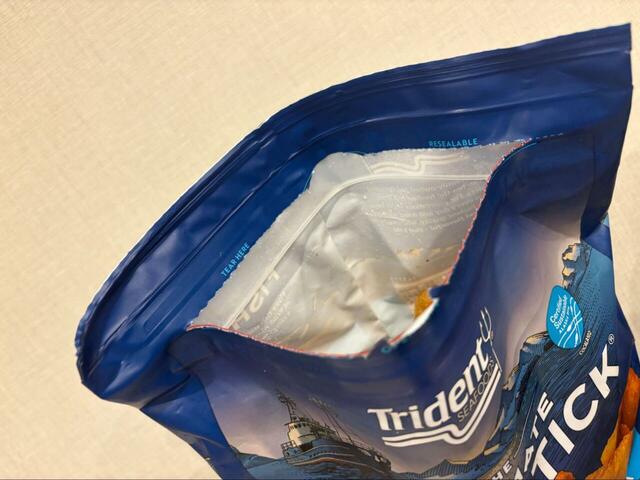 【コストコ THE ULTIMATE FISHSTICK】パッケージはチャック付きなので、冷凍庫で保存しやすい♪