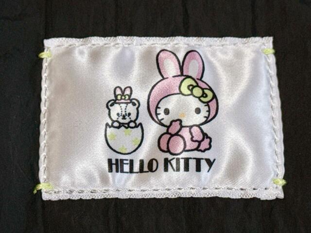 フロント下部には、「フェアリーラビット」になったキティちゃんのイラストプリント入りタグ付き。タイニーチャムもいるのがうれしいポイント！