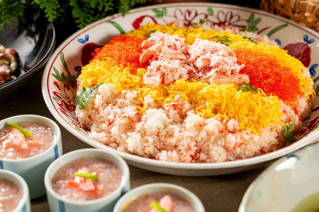 錦糸卵ととび子で彩った「蟹ととび子のちらし寿司」【まるごと かに祭】