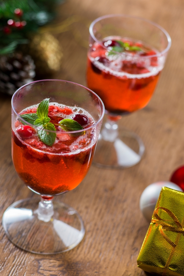 スパークリングワインカクテル（ミックスベリー）¥680｜販売店舗「ミゲルズ・エルドラド・キャンティーナ」｜東京ディズニーシー「クリスマス・ウィッシュ」（2016年）スペシャルメニュー