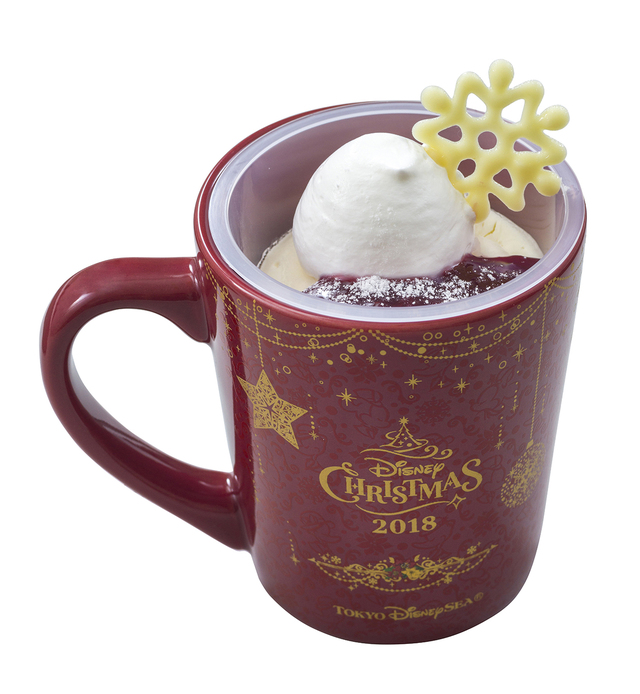 レアチーズケーキ、スーベニアカップ付き 780円｜東京ディズニーシー「カフェ・ポルトフィーノ」「ザンビーニ・ブラザーズ・リストランテ」「マンマ・ビスコッティーズ・ベーカリー」「ドックサイドダイナー」「ニューヨーク・デリ」「ハドソンリバー・ハーベスト」「ユカタン・ベースキャンプ・グリル」「カスバ・フードコート」｜東京ディズニーリゾート「ディズニー・クリスマス」