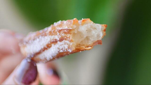 【業務スーパー“冷凍・冷蔵スイーツ”が最強だった】ASMRできそうないい音と、中のモチモチ感にハマっちゃう