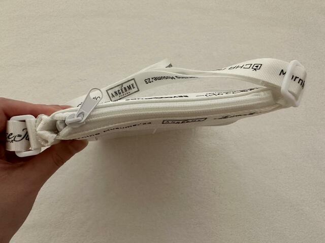 クリアバッグ本体はファスナー開きだから安全性もばっちり【GU】クリアバッグ HELLO! PROJECT(カラー01 OFF WHITE):1,990円(税込)