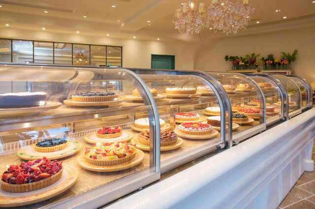 【キル フェ ボン「MELONフェア」】色とりどりのタルトが並ぶ店頭ショーケース