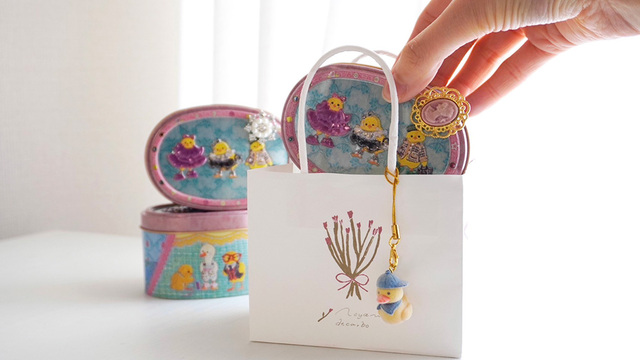 「アヒルチャーム付き ピヨコレ缶」<価格:2,035円(税込)>【【伊勢丹新宿店限定】刺繍のヒヨコが可愛い「ピヨコレ缶」のヒヨコが『バッグチャーム』や『ポーチ』のお洒落アイテムに♪】