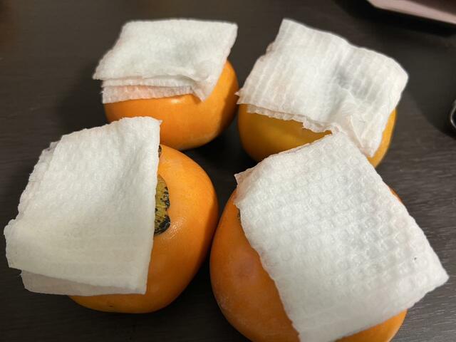 【フルーツデトックス】柿はヘタを水で濡らしたキッチンペーパーで覆います