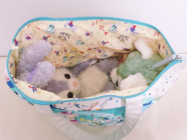 耳を軽く曲げればファスナーも閉まります