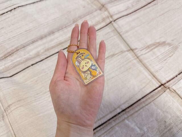 サイズ感はこんな感じ。小さめのチャームなので、鍵などにつけて持ち歩いても嵩張らず◎