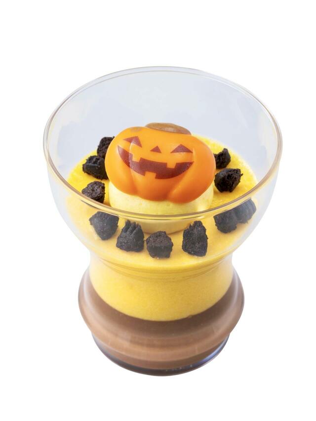 パンプキンムース＆チョコプリン 550円｜東京ディズニーリゾート「ディズニー・ハロウィーン」フードスーベニア｜販売店舗：東京ディズニーランド「プラズマ・レイズ・ダイナー」、東京ディズニーシー「ザンビーニ・ブラザーズ・リストランテ」｜発売日：2026年9月15日(火)