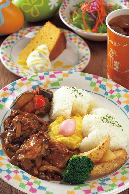 スペシャルセット【グランマ・サラのキッチン】 1520円 玉子が割れて、そこから料理が飛び出したかのようなイメージで盛り付けたセット。(2015.4/1~6/23)©Disney