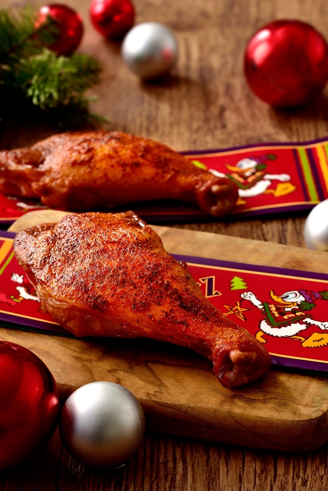 スパイシースモークチキンレッグ ¥500 ※グランドメニュー（期間限定でクリスマスのパッケージに）｜販売店舗「ロストリバークックハウス」｜東京ディズニーシー「クリスマス・ウィッシュ」（2016年）スペシャルメニュー