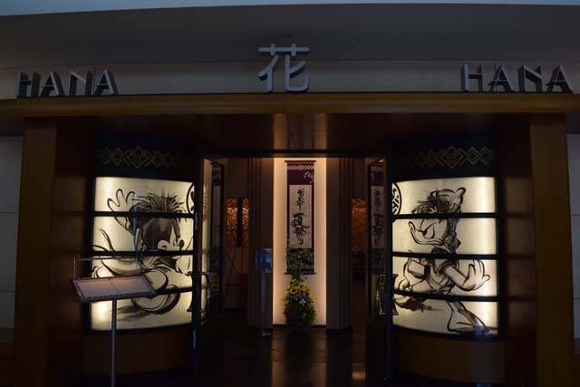 季節によって変わる風景。花は「ディズニー夏祭り」の準備中。