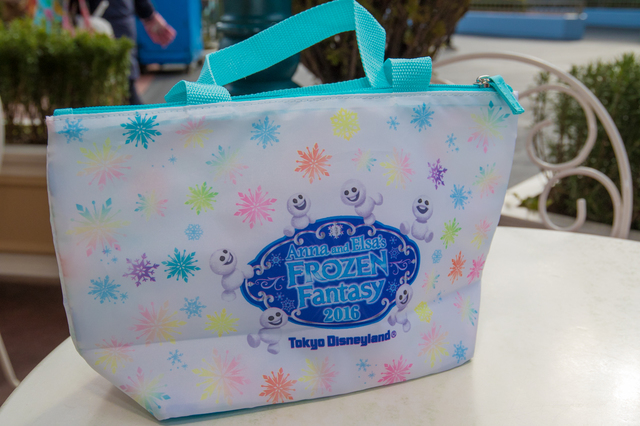 「スウィートハート・カフェ」スペシャルセット、スーベニアランチケース｜東京ディズニーランド 2016年「アナとエルサのフローズンファンタジー」｜撮影：YOSHI