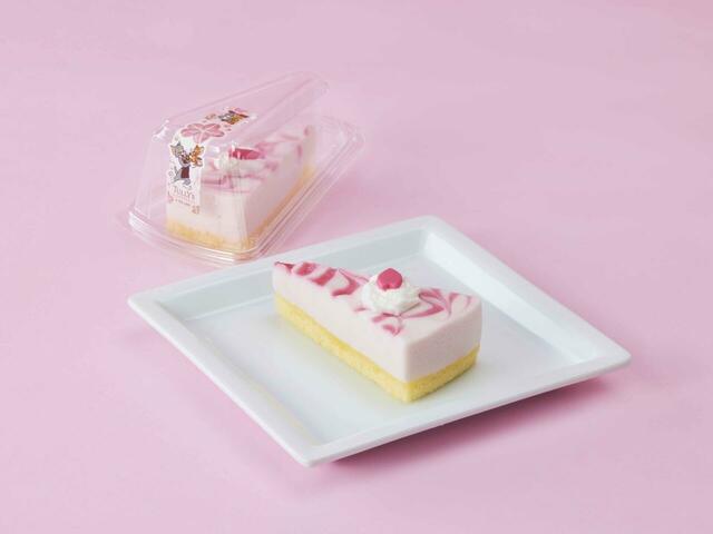 「トムとジェリー　桜香るストロベリーレアチーズムース」＜価格：555円（税込）＞【タリーズコーヒーと「トムとジェリー」の2025年コラボ♪「桜舞う ハニークリームラテ」や限定フード＆グッズ販売！】