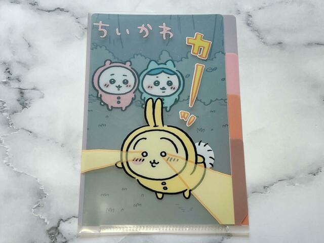 アニメでも人気のパジャマパーティーをした3人のエピソードがクリアファイルに！