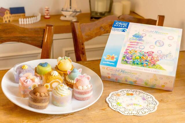 アソーテッド・ミニケーキ 5,000円｜スペシャルイベント「ダッフィー＆フレンズ20周年：カラフルハピネス」グッズ｜販売店舗：東京ディズニーリゾート・アプリ（東京ディズニーシー入園者のみ）｜発売日：2025年8月28日（木）