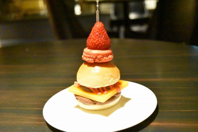 全部食べたら甘いハンバーガーがプレゼントされる