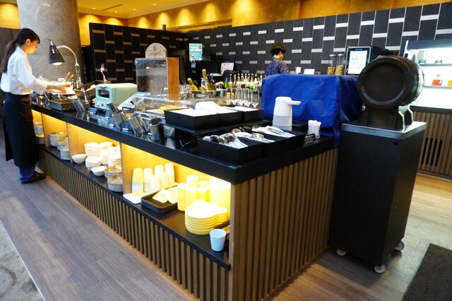 【オリエンタルホテル 沖縄リゾート&スパ】「クラブラウンジ」では朝食、ティータイム、アフタヌーンティータイム、アペリティフタイム、イブニングティータイムと各時間に合わせたメニューが用意されている