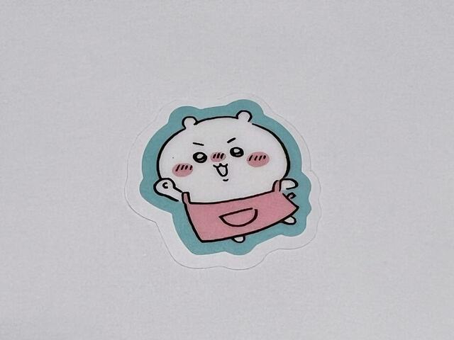 エプロンをして張り切っているちいかわ。「エイッオー！」という声が今にも聞こえてきそう♪