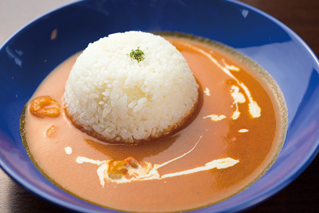  Cafe HINATA-YA（神保町） トマトクリームソースのえびカレー 900円 ピューレ状にしたトマトがベースの辛さ控えめカレー。クリ―ミーな風味に仕上げてある。
