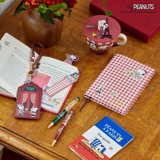 【PEANUTS×Afternoon Tea「PEANUTS in Paris」】リールパスケース ¥2,970、ブックマーカー 各¥1,210、ボールペン 各¥990、マグカップ(370ml) ¥1,980、マグカバー ¥1,980、ダイアリーカバーB6 ¥2,200、ダイアリーA6セット ¥1,760