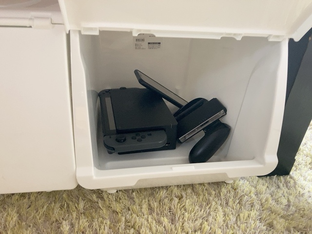 【ニトリ 収納ケース Nフラッテ】ダイニングテーブルの下にちょうどよく収まりました