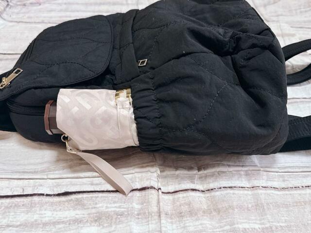 一般的なサイズの折りたたみ傘を入れるとこんな感じ