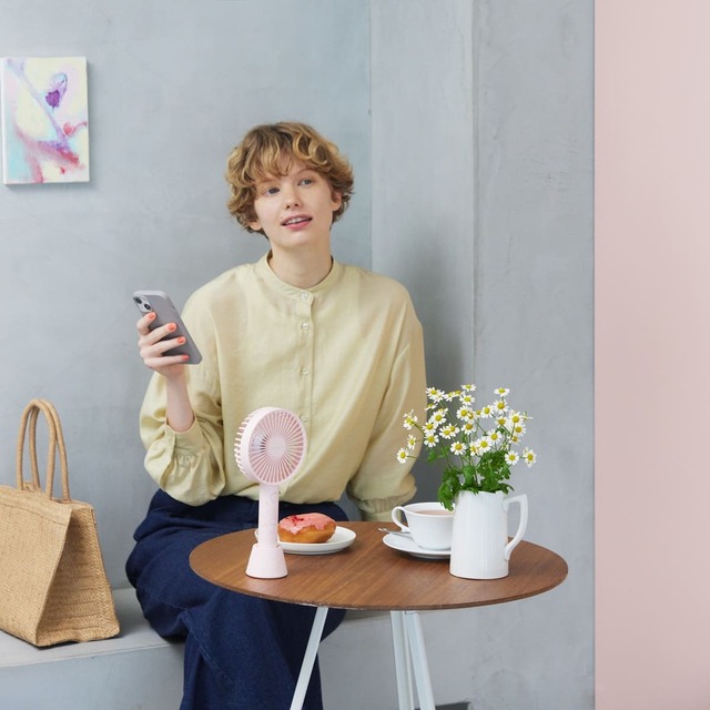 【アフタヌーンティー・リビング】「スタンドハンディファン」使用イメージ