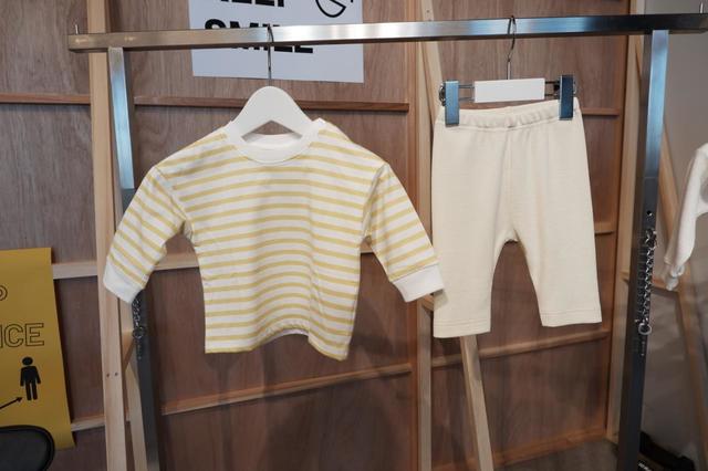 エアリズムコットンクルーネックＴ（ボーダー・長袖）￥990 、レギンス（エアリズムカノコ・7分丈）￥790 