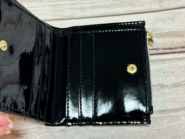 ポケットは左右に3つずつ、合計6つ。ポケットの数にも開運ポイントが!